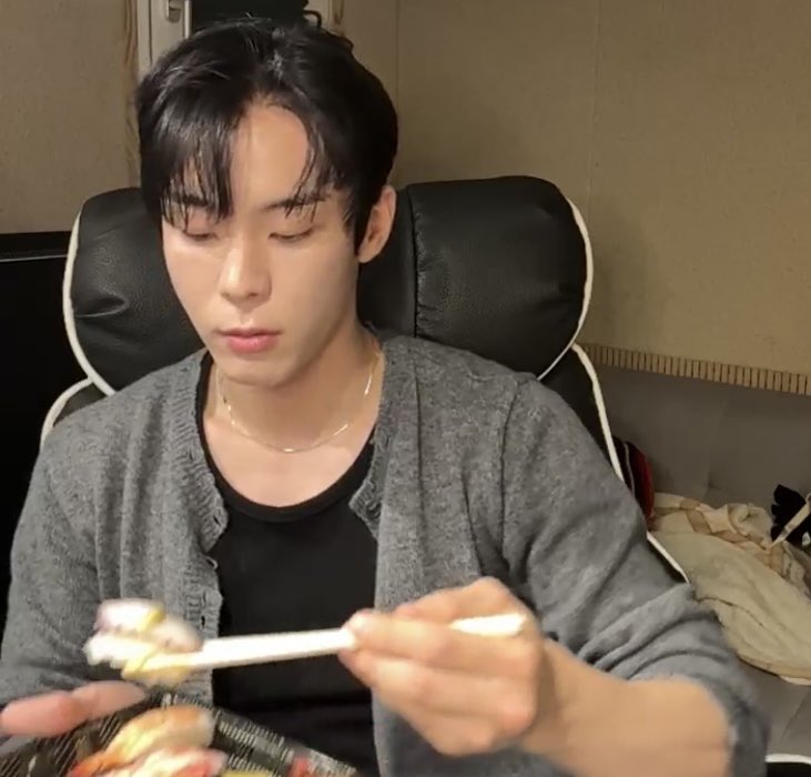 SEOBINIST's tweet photo. Jiwoong was more into an Iron Man mask than eating ramen🍜
and Seobin was hit😣 by the wasabi he put on the sushi himself🍣
Honestly, each of these birthday lives by the two handsome guys was unbelievably adorable🤣💓
It was so nice to see fun🥹🫶
#HAPPYJIWOONGDAY
#HappySeobinDay https://t.co/qeVNYR8A7O