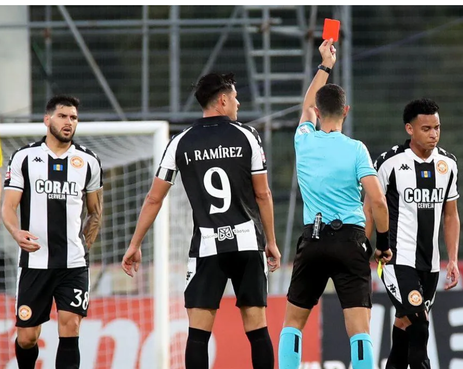 LOUCURA!

Tondela falhou dois penáltis para duas defesas do GR Kaique, o Nacional marcou dois golos com menos 1 jogador desde os 19 minutos de jogo e regressa às vitórias, na Liga Portugal.

Nos últimos minutos dos descontos, o central tondelense, Brayan Medina, viria a ser
