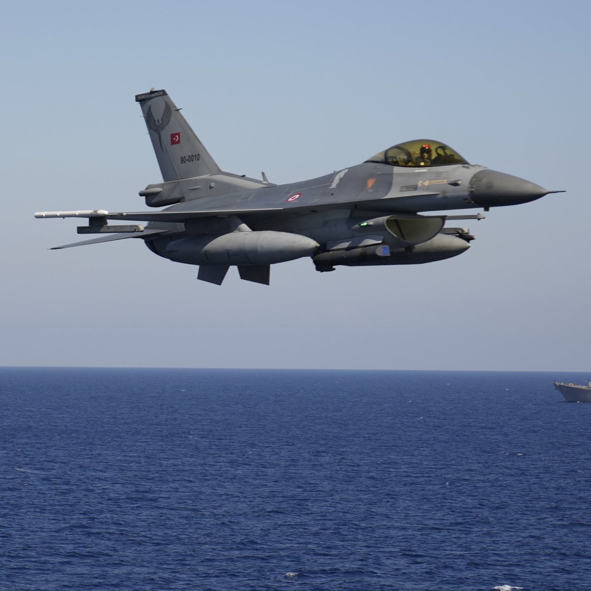 Milli Savunma Bakanlığından yapılan açıklamada, Türkiye hava sahasına yaklaşan bir hava izi tespit edildiği bildirilirken, "Söz konusu hava izinin kontrolden çıktığı anlaşılan bir insansız hava aracı olduğu belirlenmiş; herhangi bir olumsuzluğa mahal vermemek adına, meskun mahal