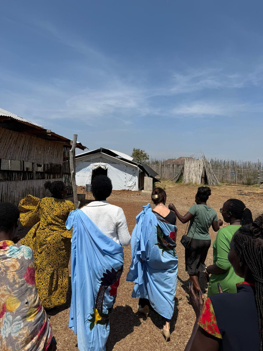 ESandersFCDO's tweet image. I was glad to be in South Sudan during #16DaysOfActivism. Gender Based Violence is widespread and increasing. 

Many girls marry early: a teenage girl has more chance of dying in childbirth than finishing high school.

🇬🇧 will keep working for all girls’ rights and opportunities.