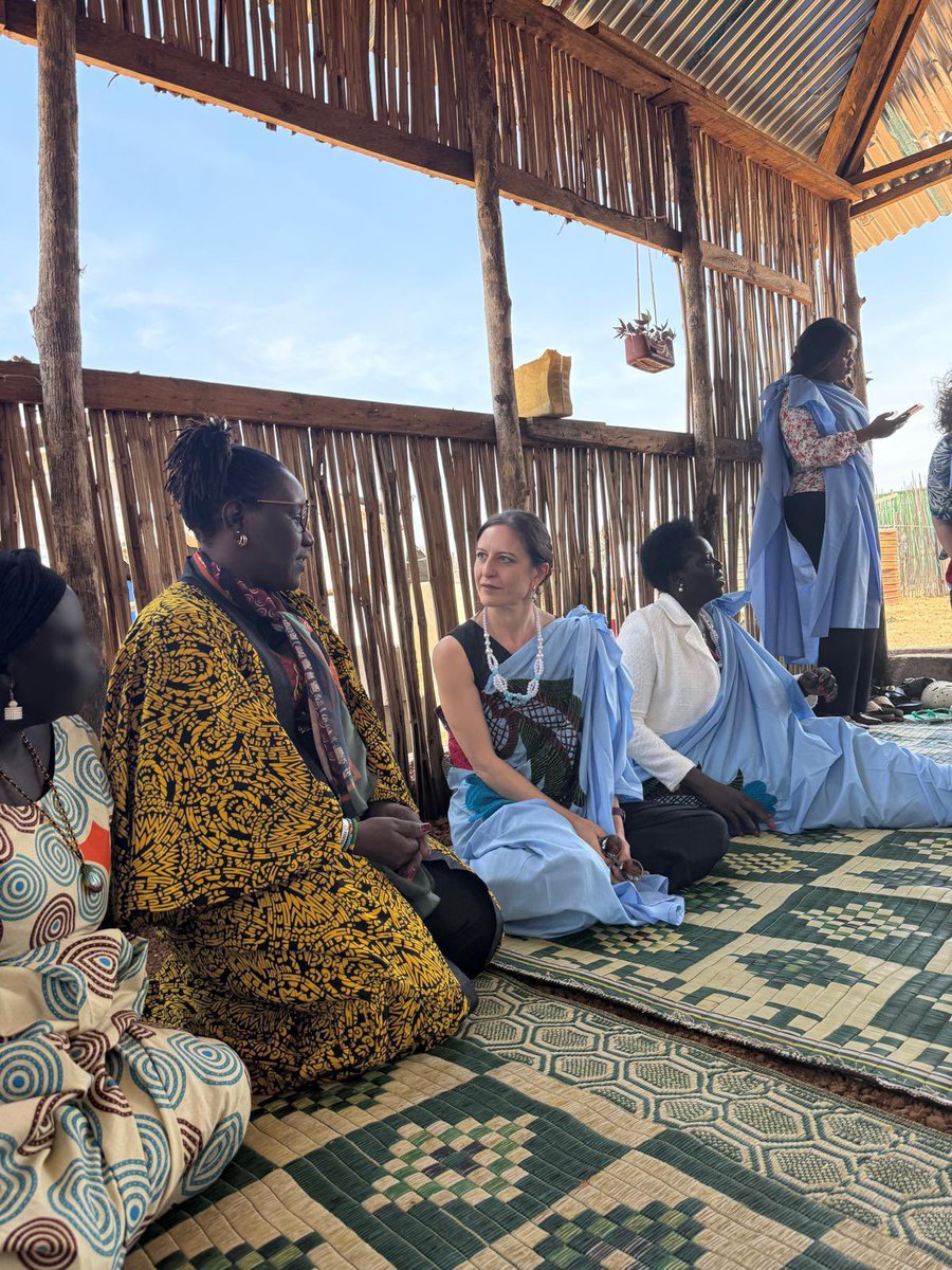 ESandersFCDO's tweet image. I was glad to be in South Sudan during #16DaysOfActivism. Gender Based Violence is widespread and increasing. 

Many girls marry early: a teenage girl has more chance of dying in childbirth than finishing high school.

🇬🇧 will keep working for all girls’ rights and opportunities.