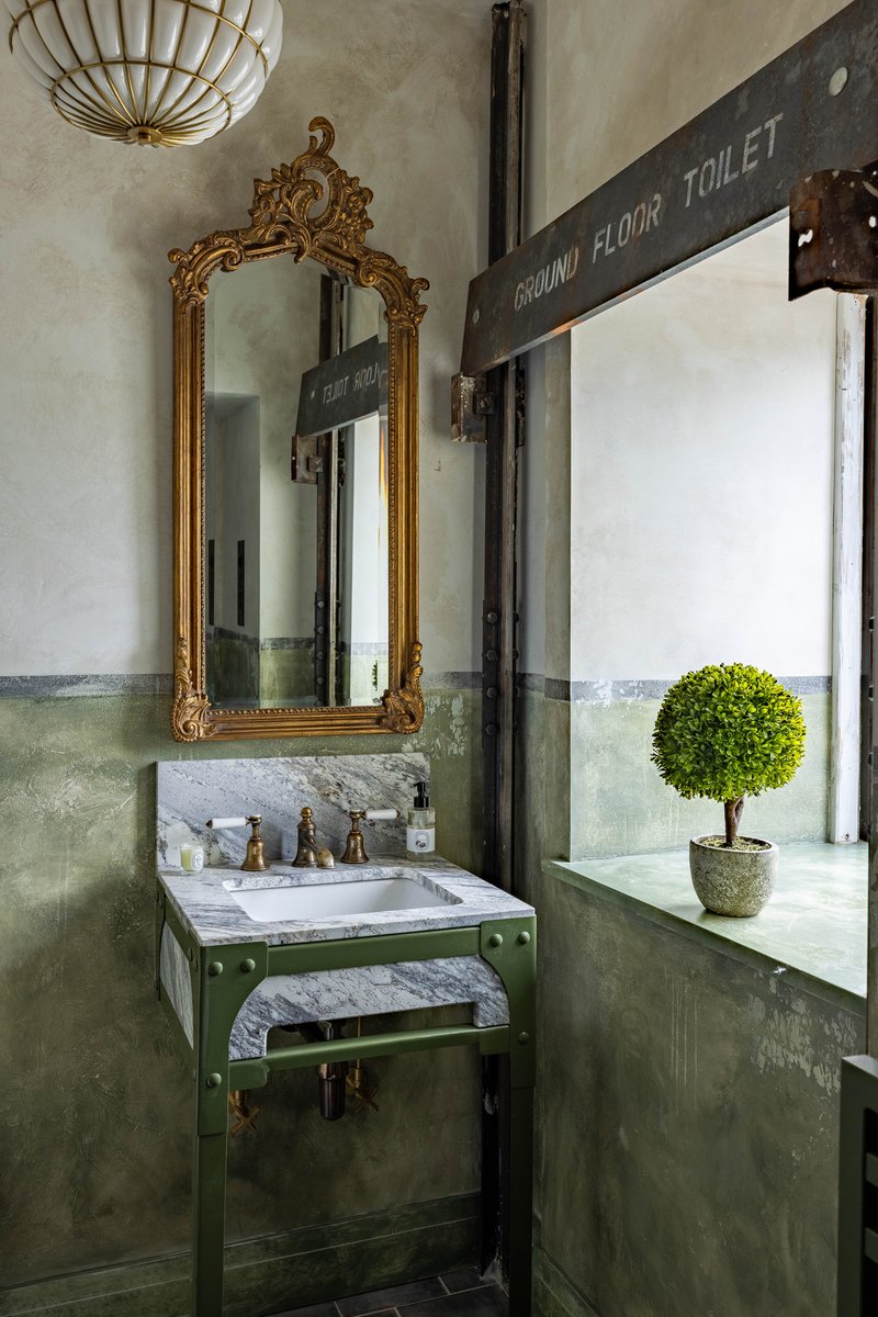 Drummonds_uk's tweet photo. In Kinbuck village, a 200-year-old carding and spinning mill has been reimagined as a family home. The downstairs cloakroom occupies the former lift shaft, with original brass push buttons retained, hand-aged paintwork and antiques adding layered character. https://t.co/m3Hjugzaku