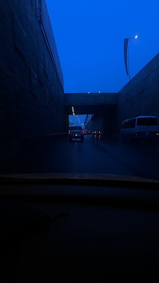 _rheb_'s tweet photo. اغرب جو عشته في حياتي
والله كأنه فيلم 
جو رهيب جدا

الصوره الاولى معدله تعديل خفيف
الثانيه بدون تعديل والله كذا كان الجو!💙 https://t.co/GPwdUERL9z
