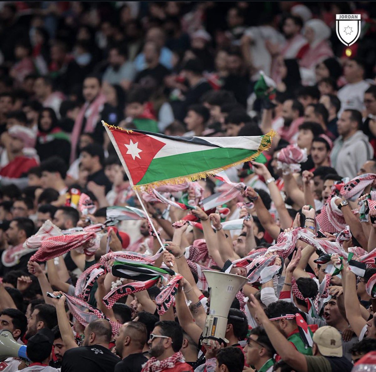 ولا ارى عربيًا يعلو مقامي ..
فأنا ابنُ الأردن 🇯🇴، سيدُ الهيبةِ وسليل الكِرامِ .