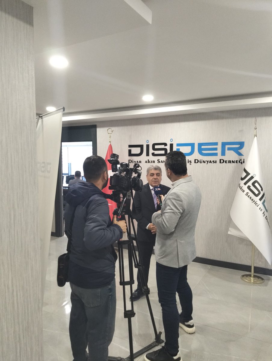 Diyarbakır Sanayici ve İş Dünyası Derneği (DİSİDER) olarak, 2025 yılına dair genel değerlendirmelerimizi ve 2026 yılına ilişkin beklentilerimizi kıymetli basın mensuplarıyla paylaştık. Bizleri yalnız bırakmayan ve ilgiyle takip eden tüm basın mensuplarına çok teşekkür ederim.