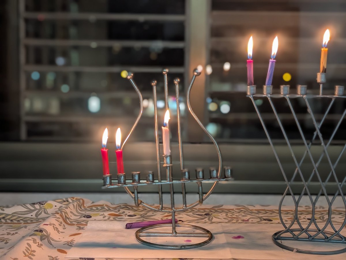 נשיפה אין פירושה המוות.
הייסורים צומחים מן הרמץ. עלוותם
מרפדת את פי התהום.

אלוהים הוא בסנה
שאיננו אוכל.

עלייך לחשוב שהוא זוכר
את גופותינו הצעירים 
בבואו להדליק את הנר

(הילה להב, מתוך 'יחידה'. זה לא להתאהב במוות, אבל להיזכר שלמעגל אין סוף. אולי גם לא התחלה אבל בעיקר לא סוף)