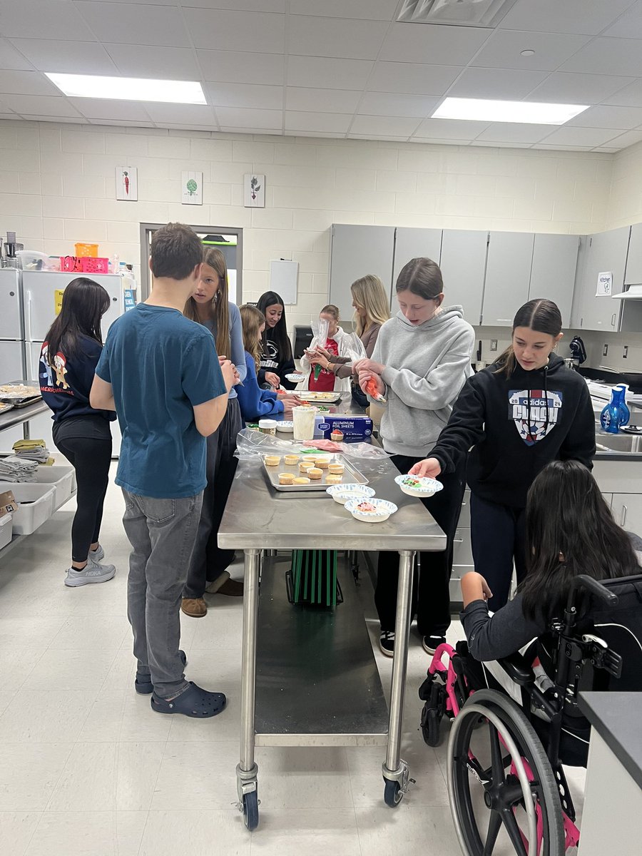Foods 1 students are learning about cakes and frostings, and invited ECS classes to decorate cupcakes with them!
💚💛🍰