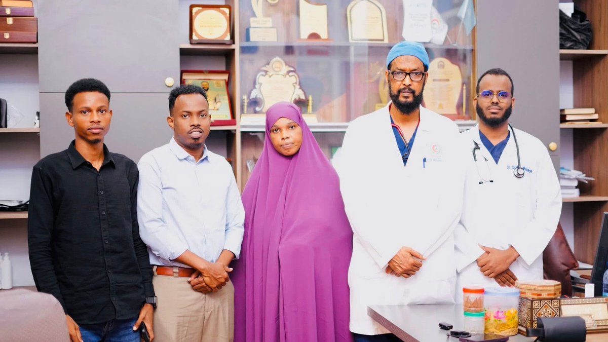 Guddoomiyaha Dhalinyarada Qaranka 🇸🇴, Md. Mohamed A. Sidad oo hoggaaminaya Ururka <a href="/Daryeel_Bulsho/">Daryeel Bulsho</a>, ayaa kulan gaar ah oo mahaddaalin iyo bogaadin ah la yeeshay Dr. Shaafii, kaas oo si mutadawacnimo ah u fuliyay qaliin caafimaad oo muhiim a

Link 🔗: facebook.com/share/p/1Azgc3…