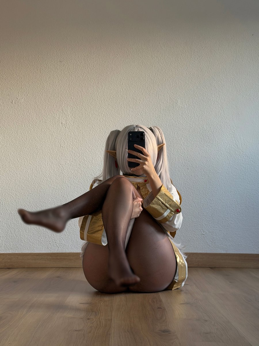 Imfacelessgirl's tweet photo. Frieren 🤍📷 #frieren #frierencosplay #FrierenLookingUp https://t.co/s7Q8C9E2X3