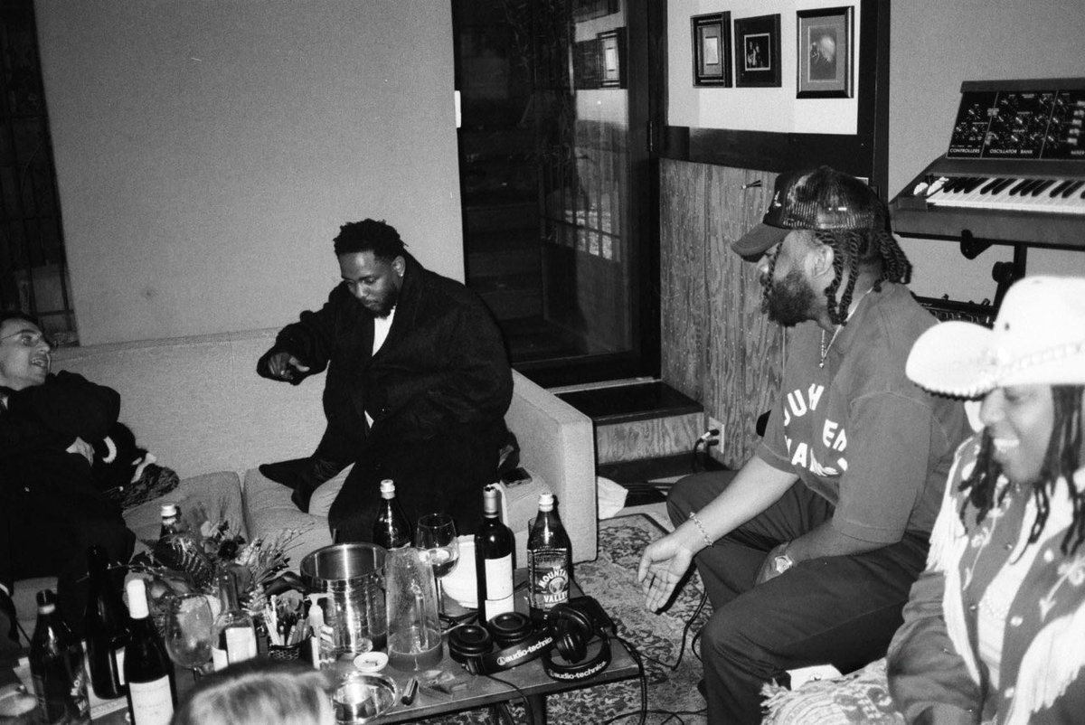 PopCrave's tweet image. New photos of Kendrick Lamar, Sounwave &amp;amp; Jack Antonoff during the making of ‘GNX’ (via Rolling Stone).

📸: Oli Jacobs