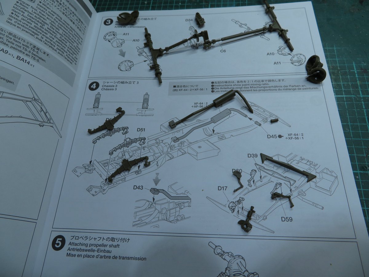 説明書の該当箇所に切り出した部品を置いていくと組立がラク。

#失われたプラモ製作技術
