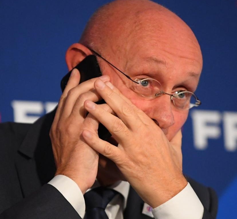 "Vous auriez le téléphone de l'avocat du Stade Toulousain?"