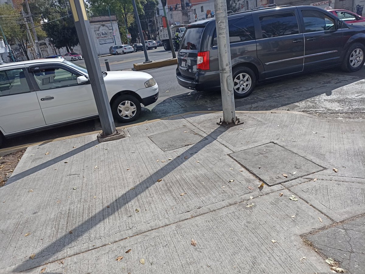 Ecs0000's tweet photo. @UCS_GCDMX @PROFEDET @UCS_GCDMX pues no sirvió de absolutamente nada la visita de #TráncitoGCDMX. Ahora está peor. Incluso con un conductor dentro de su unidad estacionado sobre el paso peatonal en la esquina de la @PROFEDET , Dr. Vértiz y Dr. García Diego. https://t.co/mtInNVXTPC
