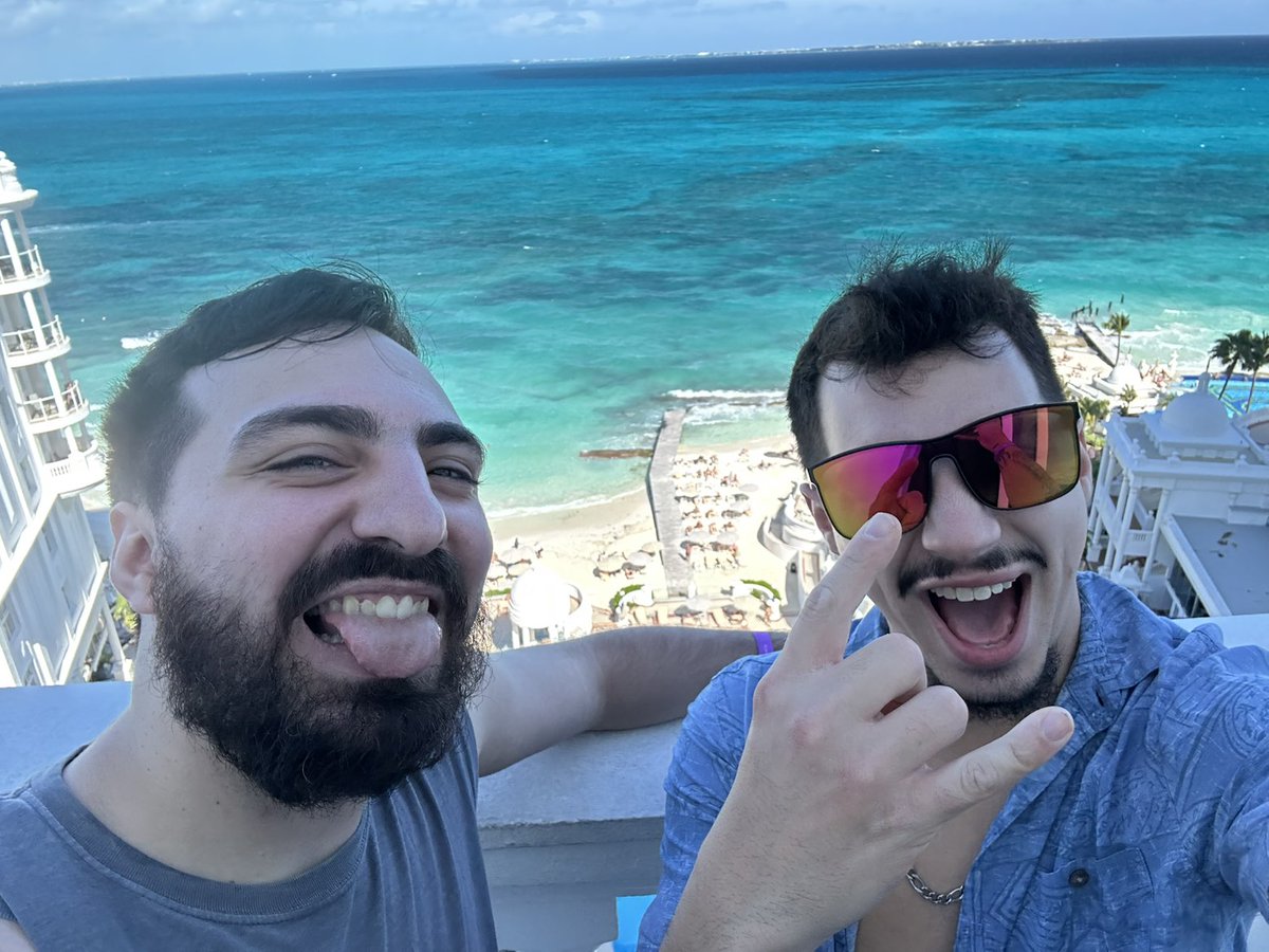 chimchu14's tweet photo. WE IN CANCUN BITCH https://t.co/Kg9LyYGqub