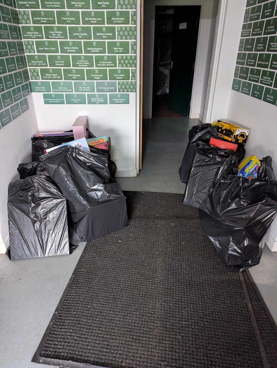 StRochsJuniors's tweet photo. St. Rochs's elves came out strong
Today, they delivered to 6 local  Primary schools.
 St Mungos , St Rochs,
 Royston, Barmulloch, 
 St Philomenas, St Catherines
Toys for all🎄
Thanks to everyone who donated to the toy appeal 🎄 https://t.co/KwxFc2A4QJ