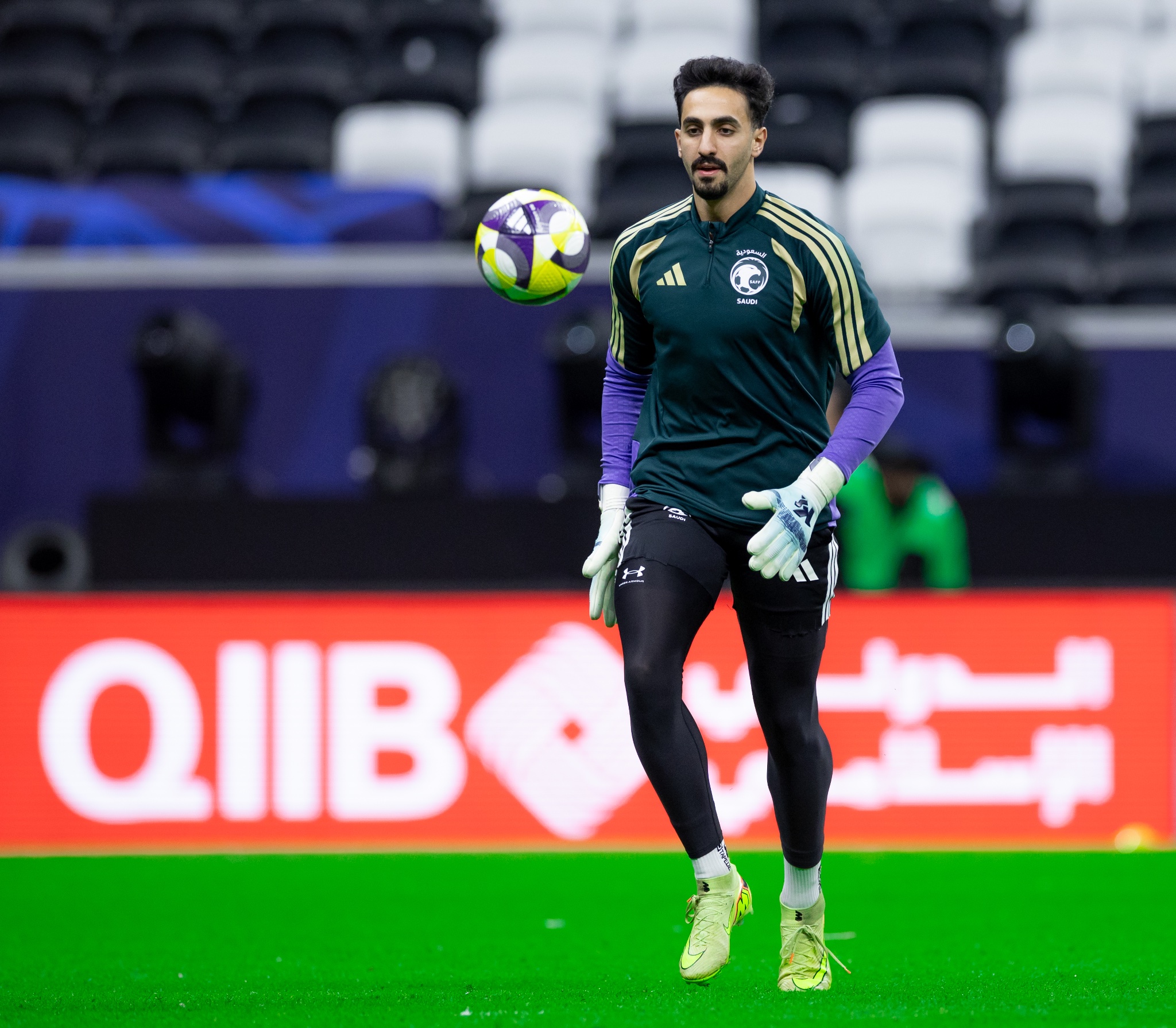 البلاد | معاك يالأخضر جانب من عمليات الإحماء لمنتخبنا الوطني. صحيفة البلاد | المنتخب السعودي | كأس العرب | | السعودية الأردن | 