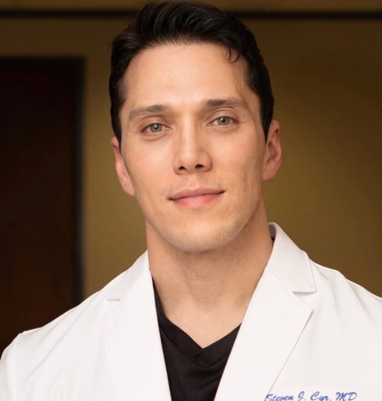 PodcastGuests's tweet image. Steven Cyr is the World’s first dual-fellowship trained #orthopedic &amp;amp; #cosmetic #surgeon pioneering advances in spine care, aesthetics, and whole-patient wellness. Book him on your podcast. podcastguests.com/expert/dr.+ste…