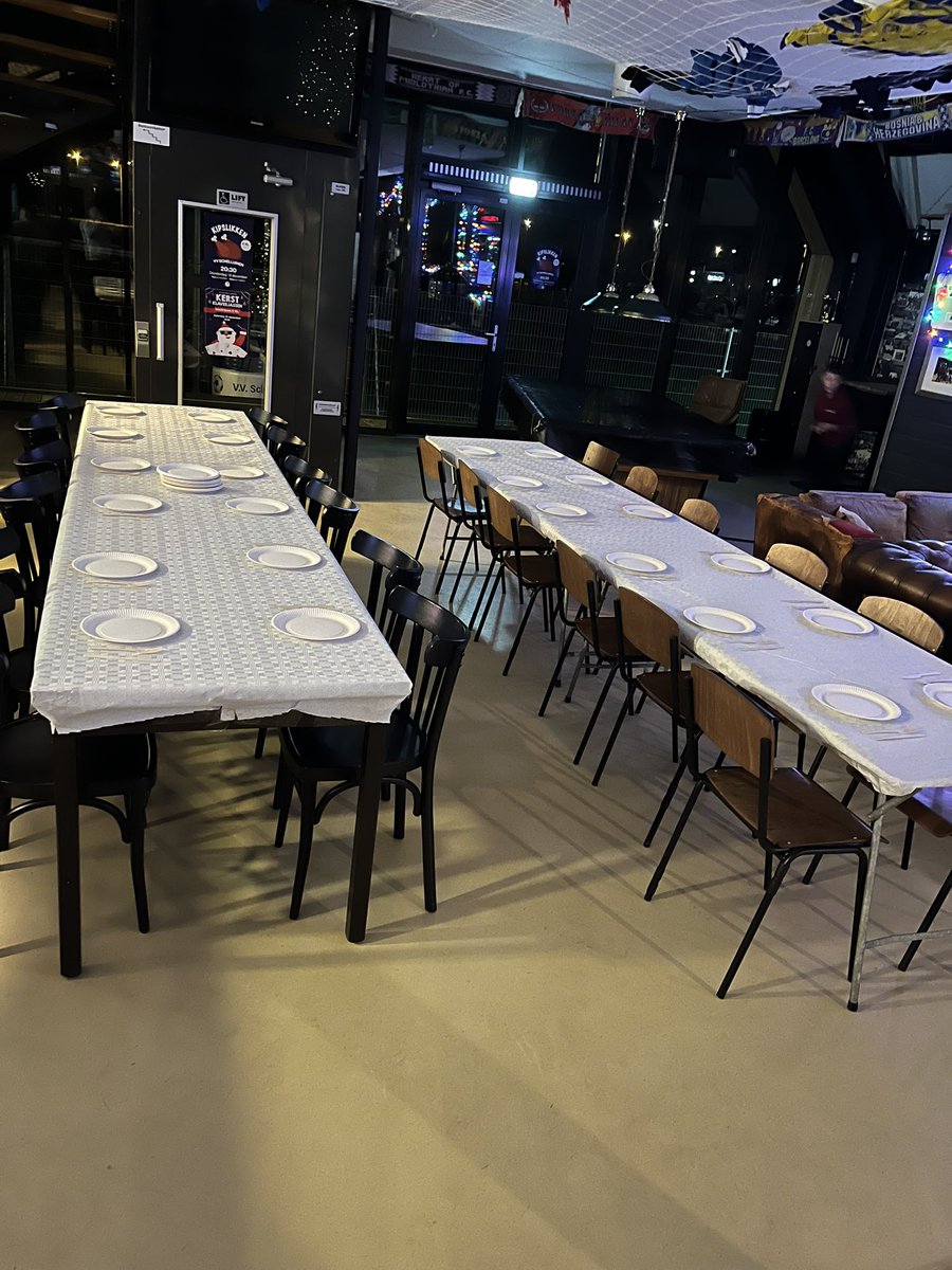 Alles staat netjes klaar voor het Jeugd Kipslikken vanavond.