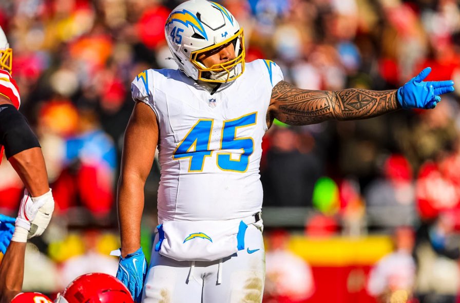 GACPodcast17's tweet image. #Chargers EDGE Tuli Tuipulotu is now up to 64 total pressures (7th most), 12 sacks (tied for 5th), and 12 QB hits (tied for 10th) on the season. Plus 15 run stops (tied for 14th). 

#ProBowlVote + Tuli Tuipulotu