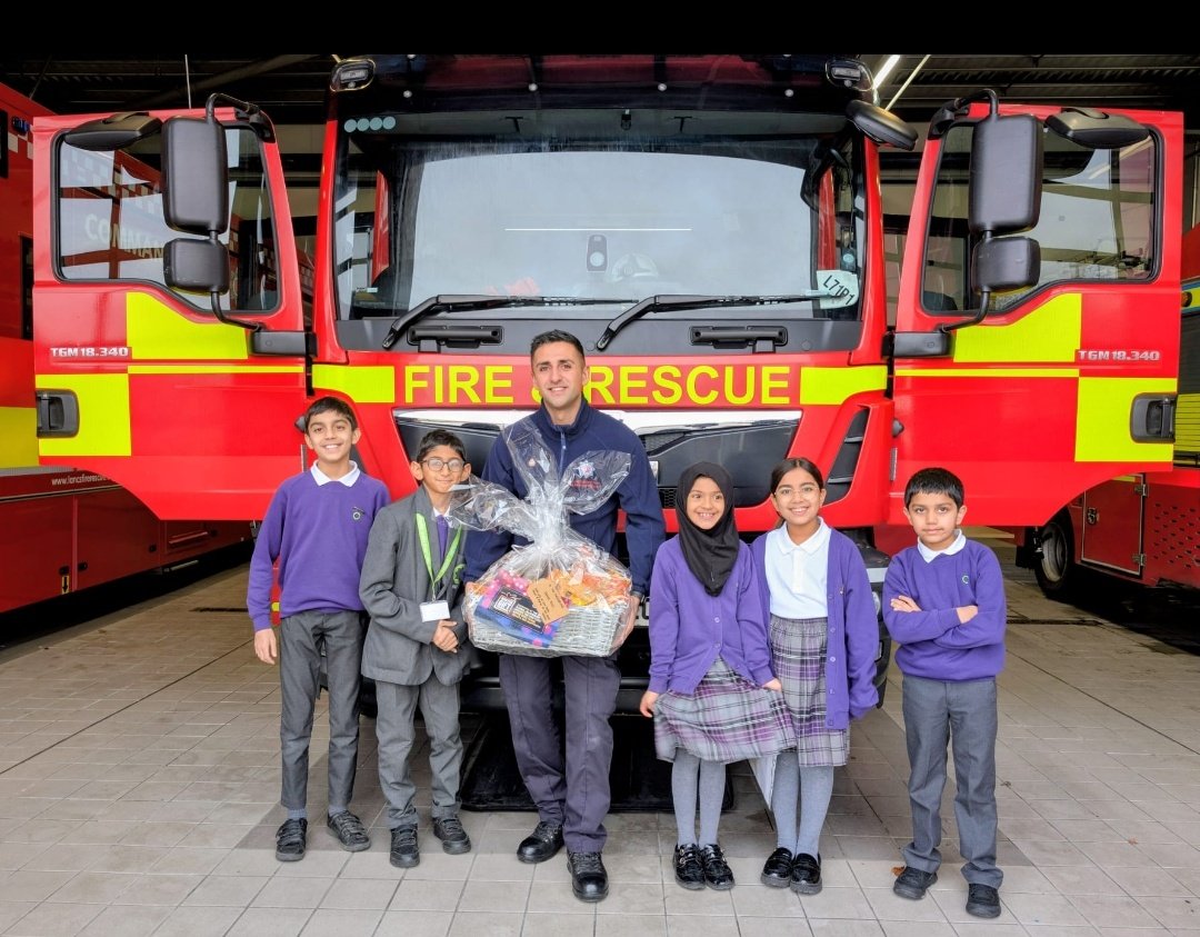 olive_bburn's tweet image. We started the week off by spreading cheer and warmth across the town by delivering hampers to our Key workers.
#SuperHeroes
#KindnessMatters
#community
#WeAreStar