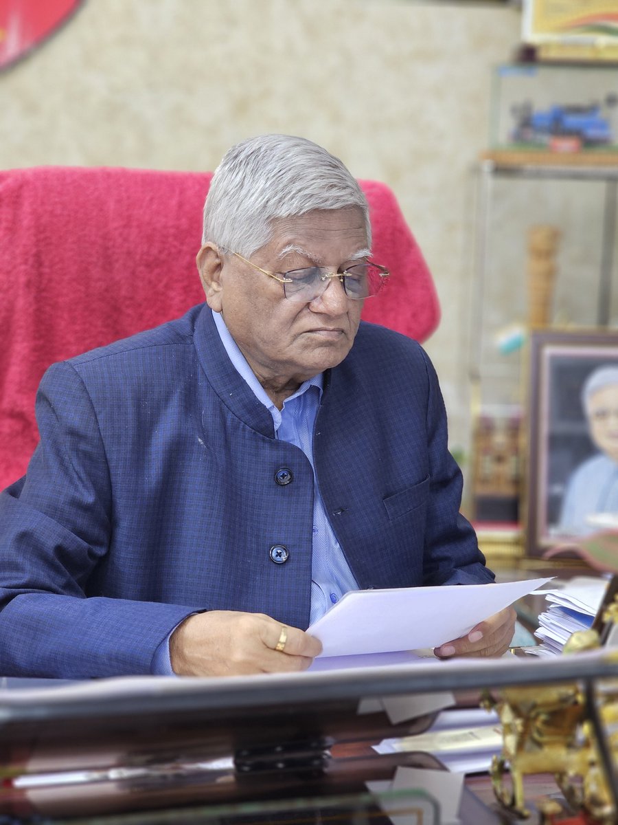 ShivaGopalMish1's tweet photo. दिल्ली स्तिथ @AIRF_DELHI हेडक्वार्टर के अपने कर्तव्य कक्ष में... https://t.co/Hgtb2nR43E