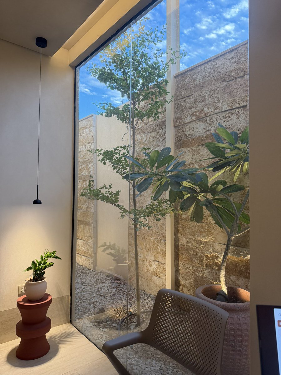 «صديقتي أهلها يخلّونها تطلع وتروح وتجي على راحتها… وأنتم معقّديني وما تخلّوني أطلع».

ترافقها أمّها إلى الكوفيهات ☕️،وتجلس على طاولة قريبة من طاولة ابنتها وصديقاتها، محاولةً أن توازن بين القرب والحماية.

🙏صدقيني:
▪️أهلك يبذلون جهدهم ليكون استقرارك وسلامتك قبل أي شيء، وإن بدا لك