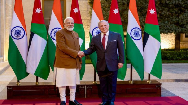 الملك يعقد مباحثات مع رئيس الوزراء الهندي في قصر الحسينية 