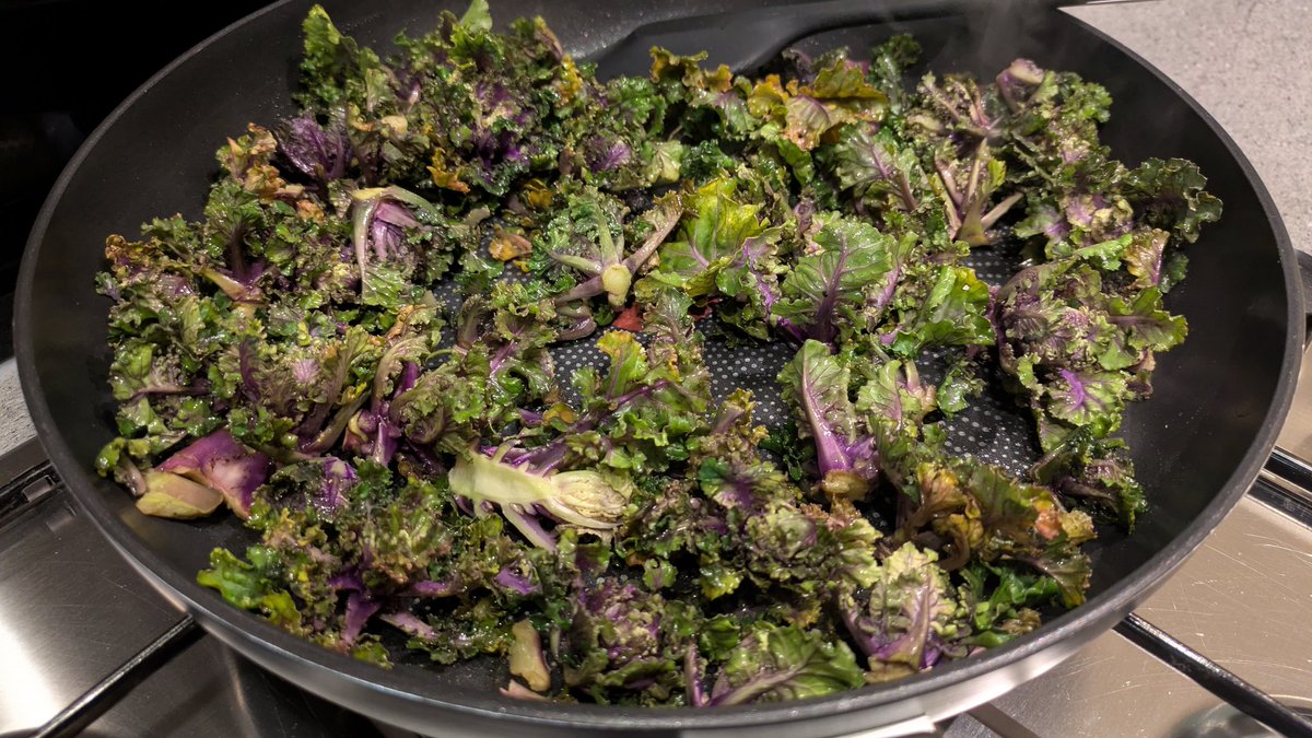 VeganOlive1's tweet photo. Now I've never had these before... Interesting to try them #Kalettes a cross between Brussel sprouts and kale #Vegan 😋🌻🌱👌 https://t.co/ALVteDlhtc