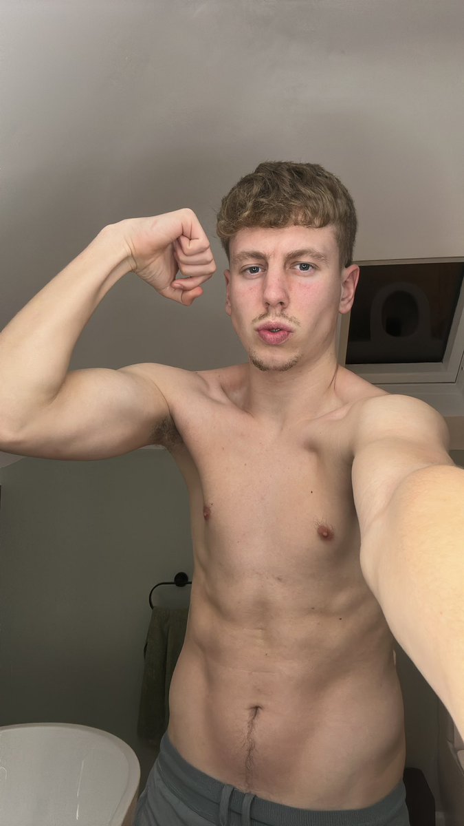 MasterSean_'s tweet image. Kiss these biceps 💋 #cashmaster