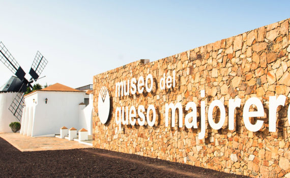 AmtCanarias's tweet photo. 🧀 En el corazón de Antigua te espera un espacio donde tradición, naturaleza y cultura local se unen. El Museo del Queso Majorero te invita a descubrir la historia de este producto único.

Un viaje al sabor más sostenible de la isla. 💚✨ https://t.co/LWOcib6ZU5