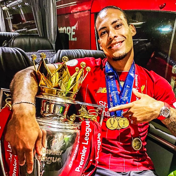 🇳🇱✨ 8 years ago today, Liverpool signed Virgil van Dijk from Southampton for a reported £75m fee. ✍️✅

🏆 Premier League x2 
🏆 League Cup x2
🏆 FA Cup
🏆 Community Shield
🏆 UEFA Champions League
🏆 UEFA Super Cup
🏆 FIFA Club World Cup
📊 300+ Liverpool appearances