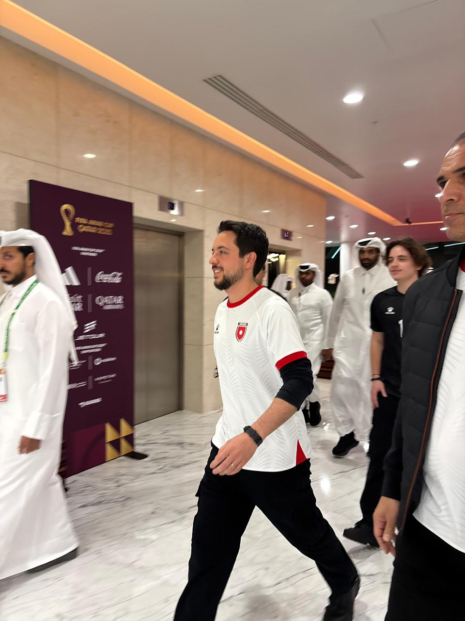 سمو الأمير الحسين بن عبدالله الثاني، ولي العهد، وسمو الأمير هاشم بن عبدالله الثاني، وسمو الأميرة سلمى، يصلون إلى ستاد البيت في مدينة الخور القطرية لمتابعة مباراة المنتخب الوطني لكرة القدم ونظيره السعودي الشقيق ضمن منافسات الدور نصف النهائي بطولة كأس العرب 2025 #الأردن 