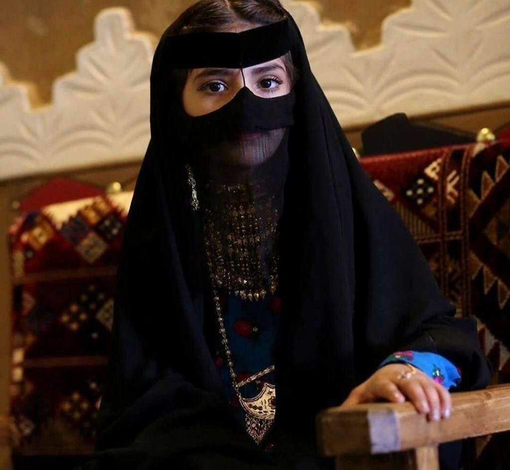 ثمان اسنين وانا ماتهنيت في لقياك 
ماكنك  سامعه الحنين  الي   ينادينا

سيف عناد