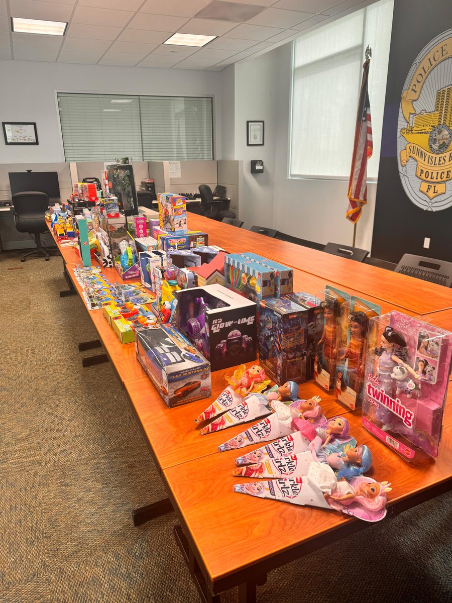 SIBPD's tweet image. A Huge Thank You to Macy’s Aventura! 

We are incredibly grateful to Macy’s in Aventura for their extremely generous toy donation this past Saturday. Thanks to their selfless generosity, countless children will experience the joy of the holidays with big smiles on their faces!