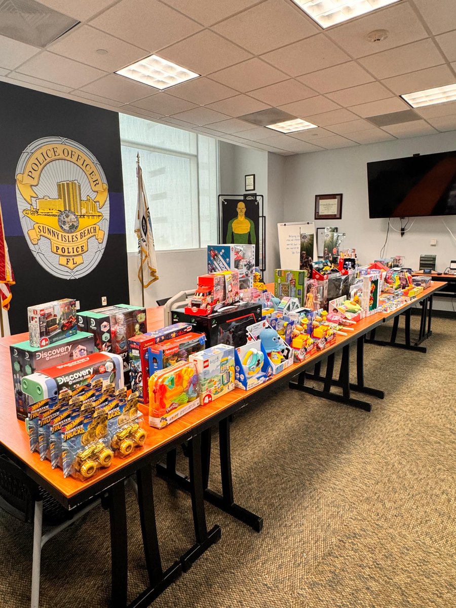 SIBPD's tweet image. A Huge Thank You to Macy’s Aventura! 

We are incredibly grateful to Macy’s in Aventura for their extremely generous toy donation this past Saturday. Thanks to their selfless generosity, countless children will experience the joy of the holidays with big smiles on their faces!