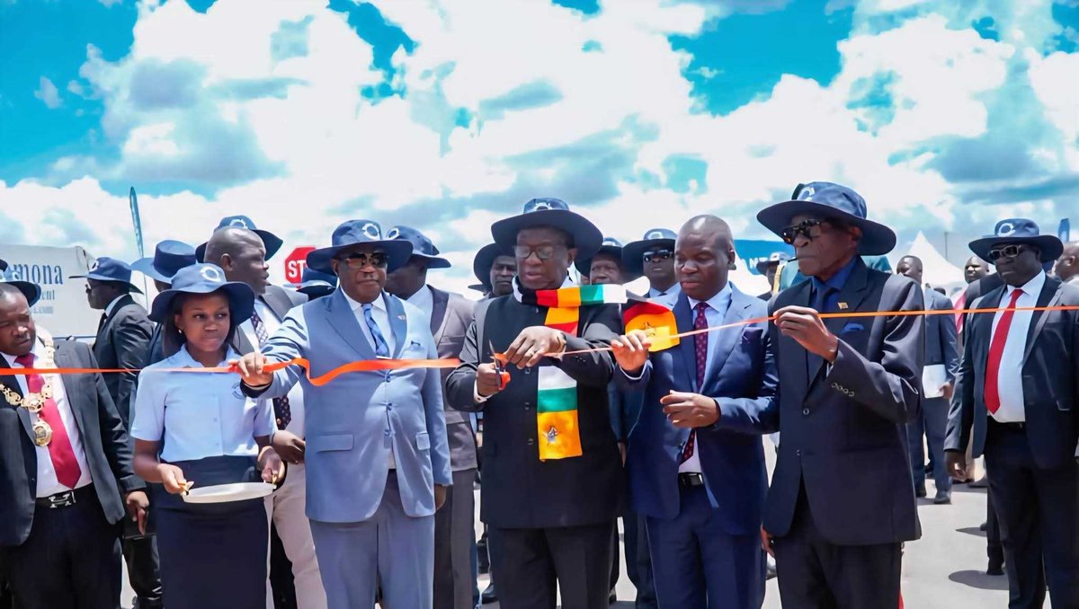 zimbabwewriter's tweet photo. 🚛🇿🇼 President Mnangagwa has commissioned a new Geo Pomona refuse collection fleet, boosting Harare’s waste management and supporting a cleaner, greener city. 🌱

🔗 https://t.co/AyKUgQ8TOb

#CleanHarare #GeoPomona #Vision2030 #SmartCitiesZW https://t.co/8fwR26NWZe