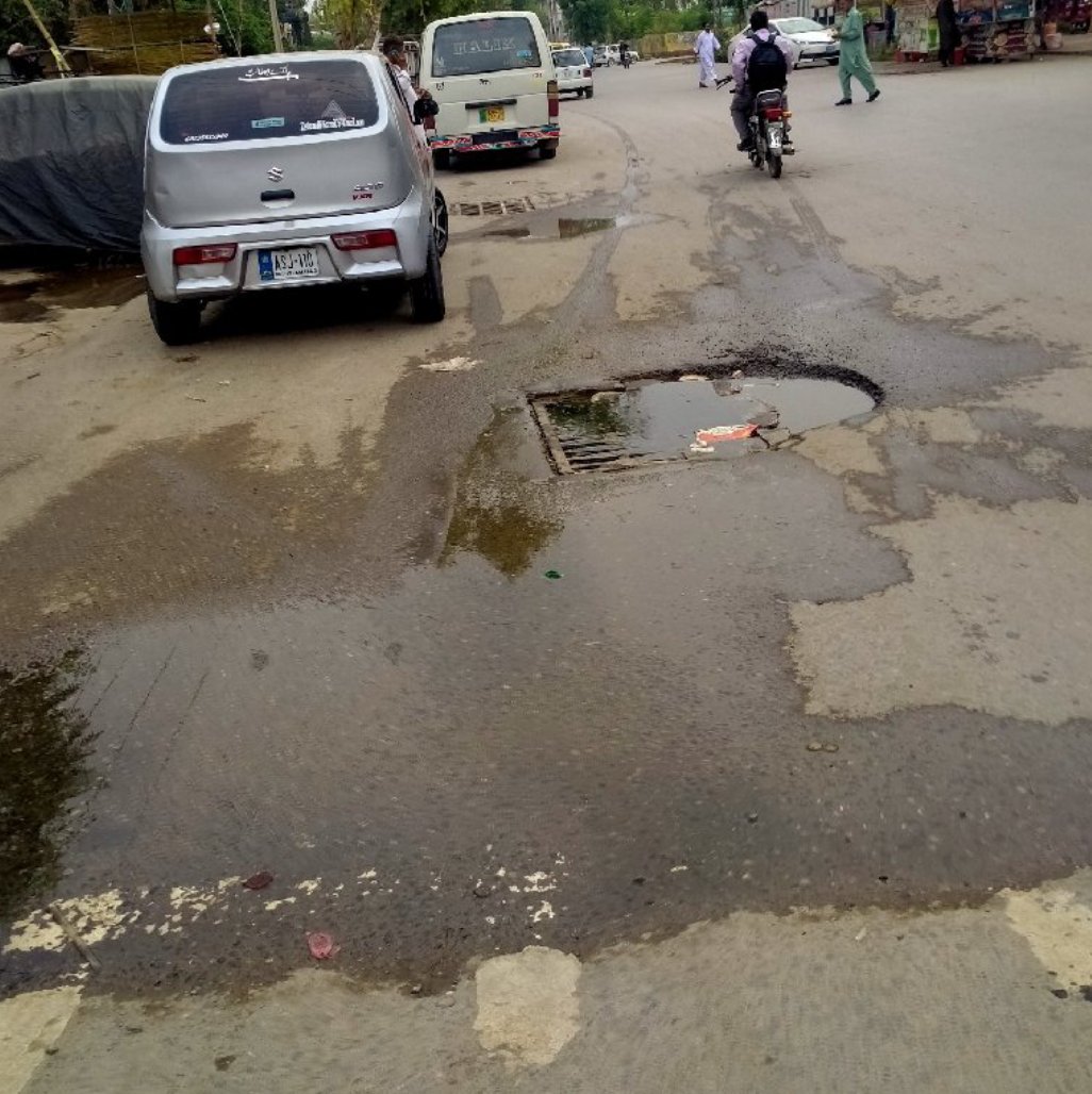 jaidi091's tweet image. @CDAthecapital @RandhawaAli @CMShehbaz @Anjumaqeelkhan @I10Isb #CDACares
Sir please look at this.its Sohni Road I-10 Markaz the busiest area of I-10.The condition of this road is worse than rural roads &amp;amp; the drainage line is completely blocked. Immediate attention is required.