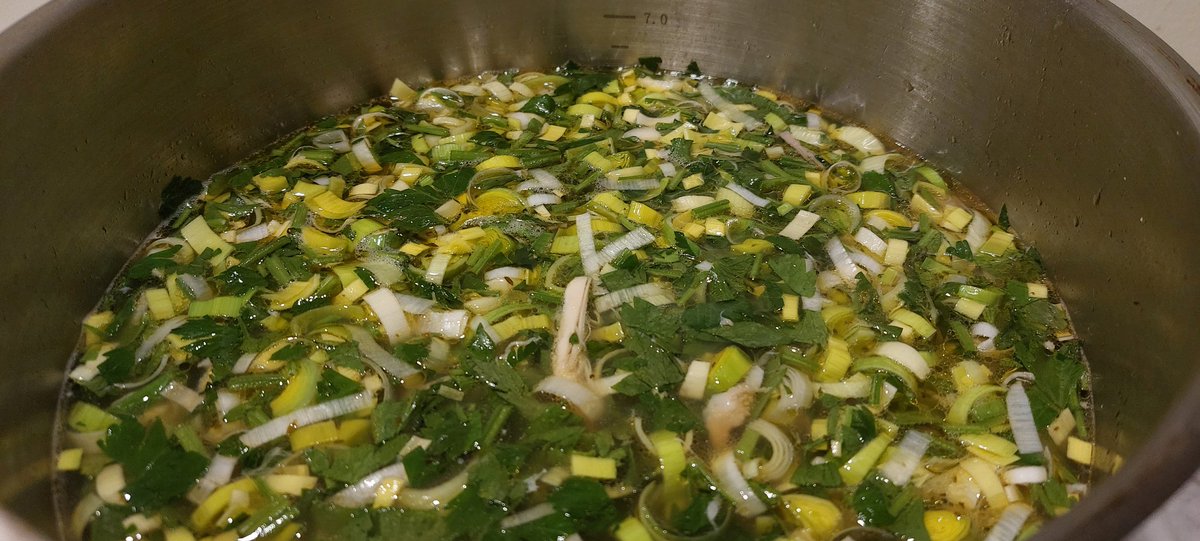 Hele dag pruttel pruttel pruttel en 10 uur en nog wat lekker kip-uit-elkaar-gepruts later heb je zomaar 6 liter heerlijke verse kippensoep <3