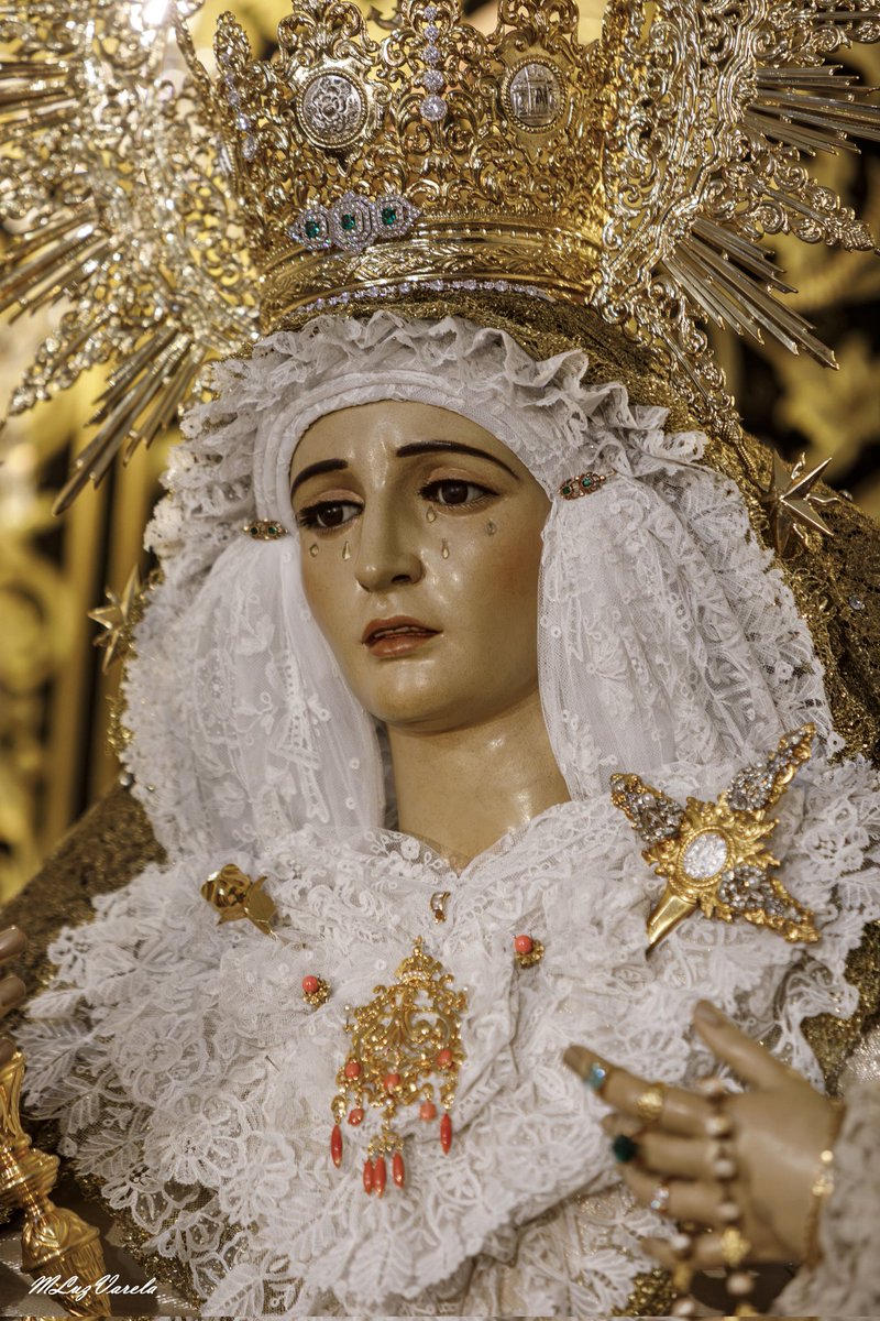 CautivoDos67573's tweet photo. María Santísima de la Esperanza ya luce ataviada para los cultos en su honor.

Nuestra Amadísima Titular estrena para dicha ocasión un encaje combinando técnica de punto de aguja y de Bruselas, de principios del siglo XX, donación de una hermana.

Luce saya blanca bordada en oro https://t.co/siaseMnMT0