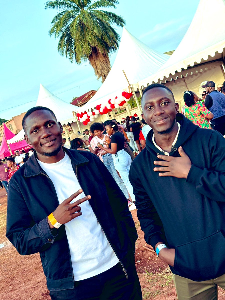 LARRY✨ tweet media