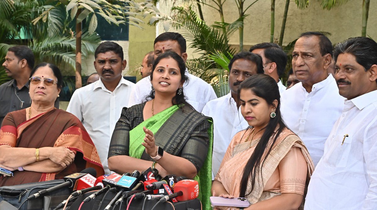 PVasupathi's tweet photo. A delegation of dignitaries, including MLCs, MLAs Malla Reddy Garu, Srinivas Yadav Garu, Rajsekher Reddy Garu,corporators, and BRS leaders, submitted a representation to GHMC Commissioner R V Karnan Garu, requesting a review of the delimitation of newly formed wards. https://t.co/w6wQVBmErZ
