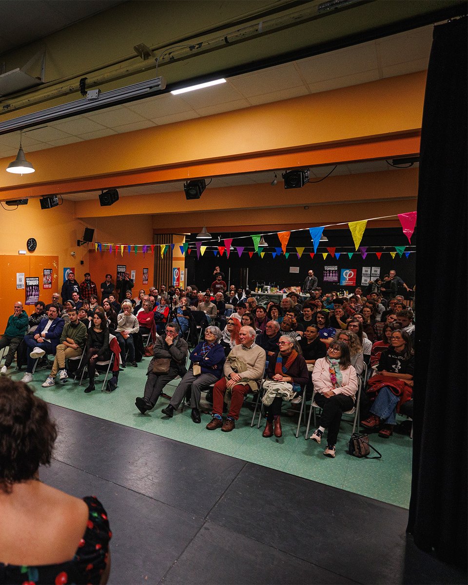 SegoleneAmiot's tweet image. Vendredi soir, nous étions près de 200 pour écouter Raphaël Arnault nous parler de la lutte antifasciste. C'était l'occasion pour moi d'évoquer la lutte antiraciste avec notre ferme opposition au CRA et nos déboires avec la préfecture pour les demandes de naturalisation.
Merci…