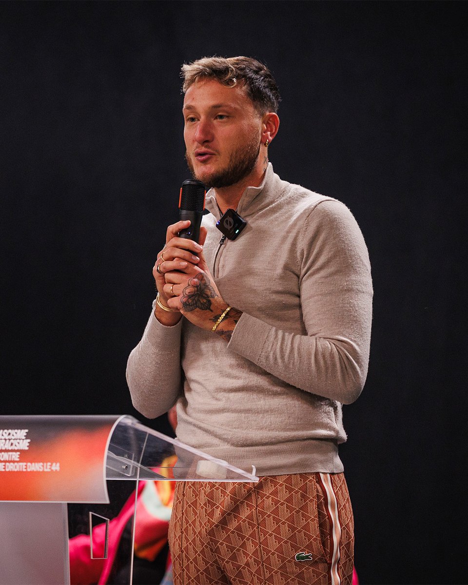 SegoleneAmiot's tweet image. Vendredi soir, nous étions près de 200 pour écouter Raphaël Arnault nous parler de la lutte antifasciste. C'était l'occasion pour moi d'évoquer la lutte antiraciste avec notre ferme opposition au CRA et nos déboires avec la préfecture pour les demandes de naturalisation.
Merci…