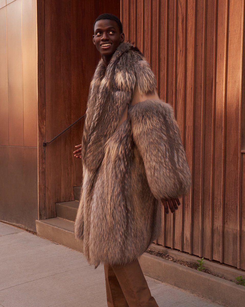 TheFurInsider's tweet image. It’s officially snow season—and that means it’s time to invest in warmer layers. ❄️

Embrace the season in style with timeless fur layers that effortlessly combine warmth and luxury.

💬How are you styling fur as the temperature drops? Let us know in the comments! #Fur #FurCoat