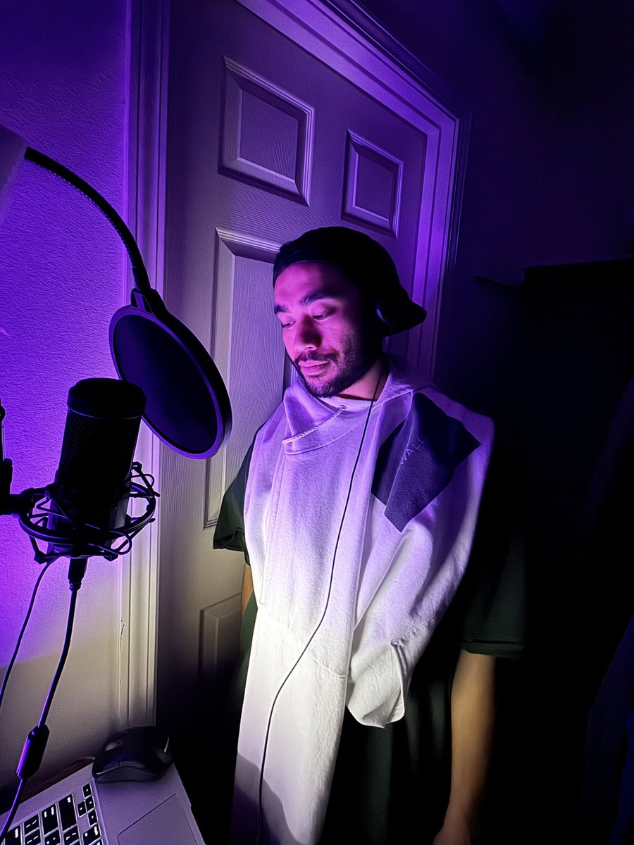 skwallaz's tweet photo. Surprise live performance video out now.

Link:

https://t.co/04ZkgloBqz

#skwallaz #makeagoodtime #livemusic #liveperformance #independentartist https://t.co/n7u3K4rJHp