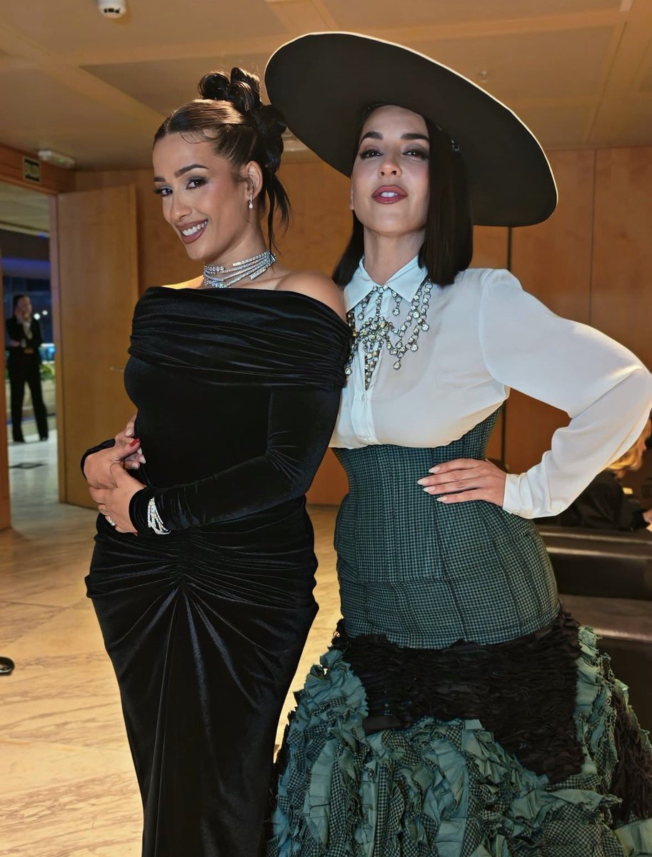 ChanelTSpain's tweet photo. Chanel junto a Ruth Lorenzo en los Premios Forqué 🩶 https://t.co/doXncHSyzW