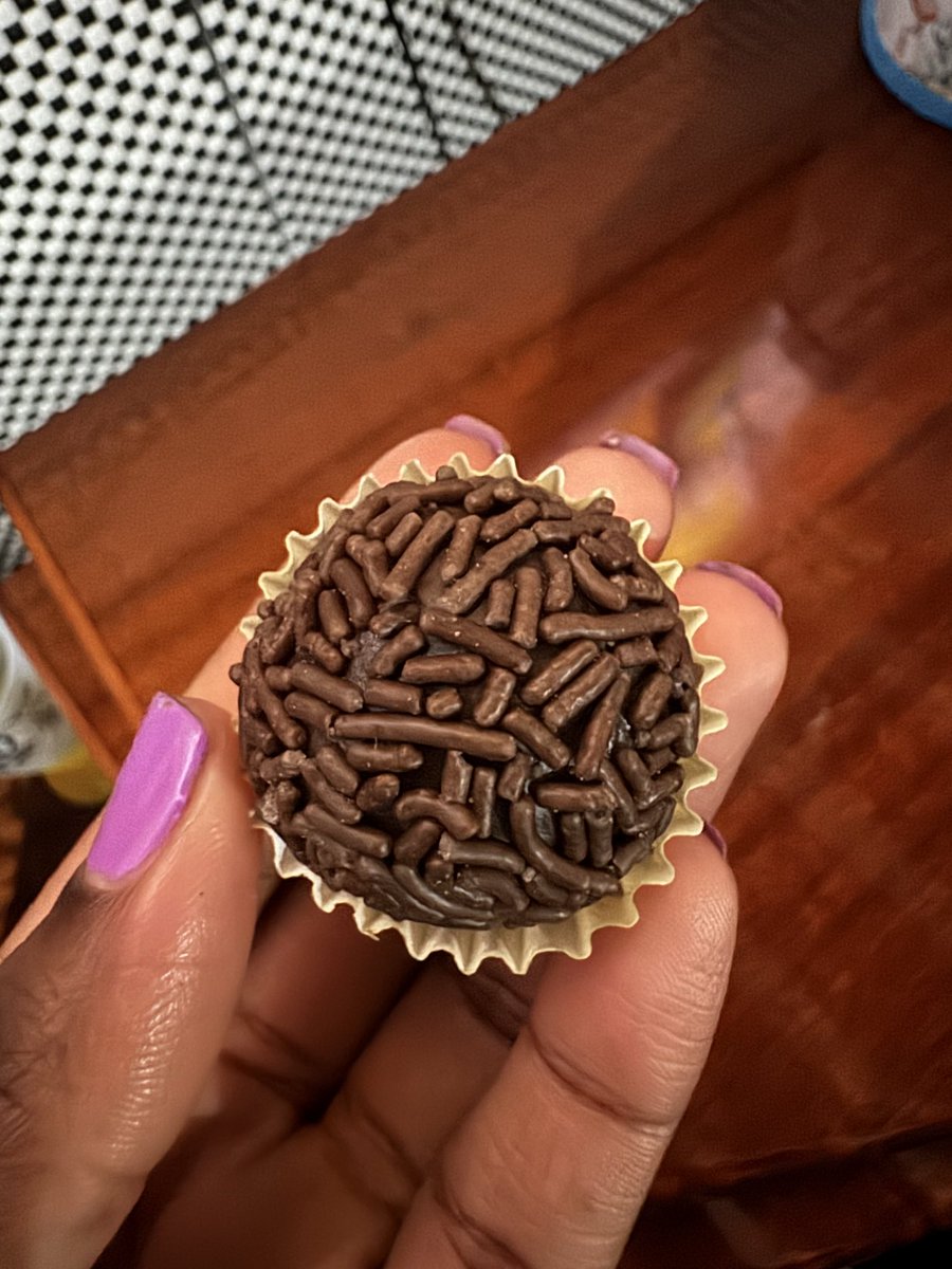 Negablau's tweet photo. Boa tarde, meu nome é Larissa e tenho 23 anos e o meu segundo trampo é vendendo docinhos de brigadeiro, cajuzinho, coco e morango quem me conhece sabe da minha correria do dia a dia. Trabalho com encomendas também, e faço entregas. Ajudem no Rt do trampo? Gratidão.🙏🏾❤️‍🔥 https://t.co/J6LY2bKQ6U