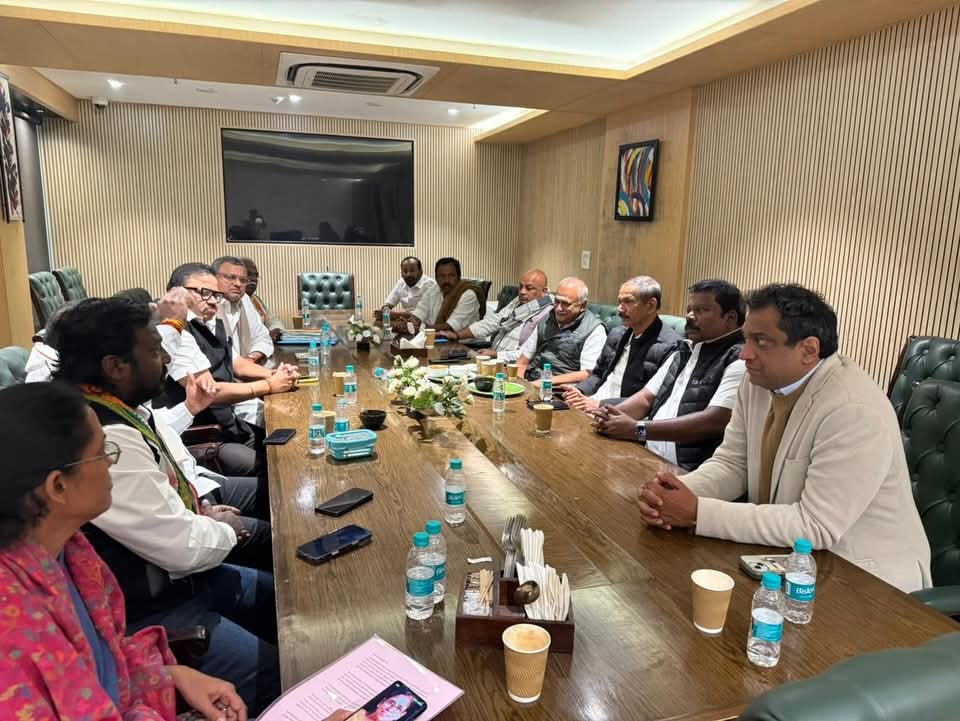 INCTamilNadu's tweet photo. TNCC President Thiru @SPK_TNCC and AICC Incharge Thiru @girishgoaINC  convened a meeting with @INCTamilNadu Members of Parliament at New Delhi's Constitution Club, where they deliberated on election readiness of the party. Key points included enhancing the Congress party's structural resilience and assessing the ongoing political dynamics. The participants are optimistic, steadfast, and geared up to propel the campaign with maximum vigor. 
CLP Leader Thiru @RajeshKumarSMLA
AICC Secretaries Thiru @SurajMNHegde and Thiru @nivedithalva and the Tamil Nadu Congress MPs were present for the meeting. 
#INDIAforTamilNadu