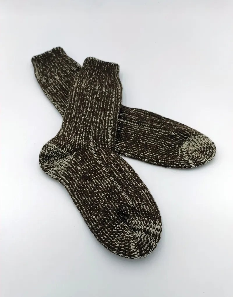 Si quieres hacer un regalico navideño chulo, <a href="/DehesaLana/">Dehesa Lana</a> es una sociedad cooperativa de Hervás que trabaja por la recuperación y revalorización de la lana merina en Extremadura y hace unas cositas que son amor lanudo. En invierno, no sin mis calcetos de lana merina jaspeados.