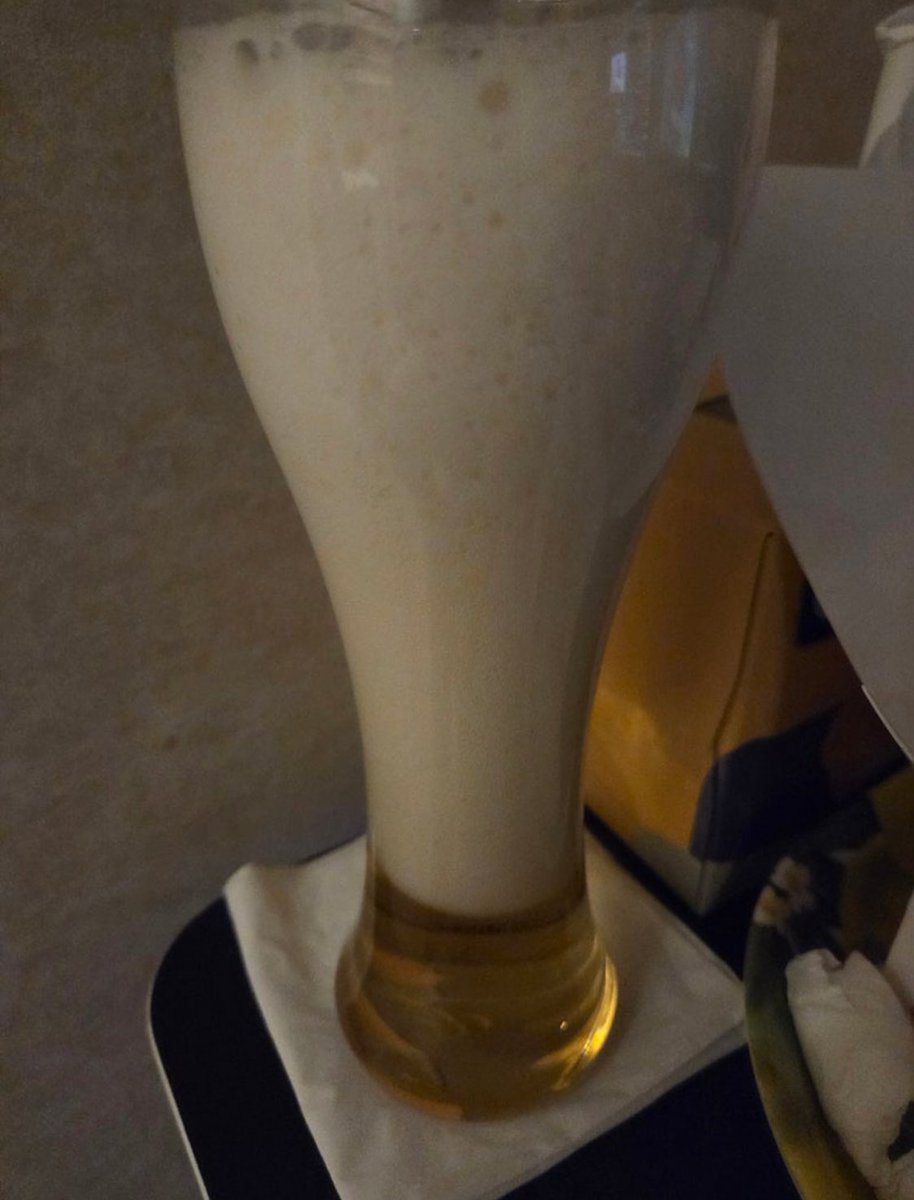 아니ㅆㅂ
라더가 맥주따르고  거품너무많다고 역대급이라고 오바떨면서 이건 카페에 올려야된다하길래
뭐어느정도길래... 하고봤더니
이건히발  뭐라떼도아니고 이딴거처음봄 뭐죠